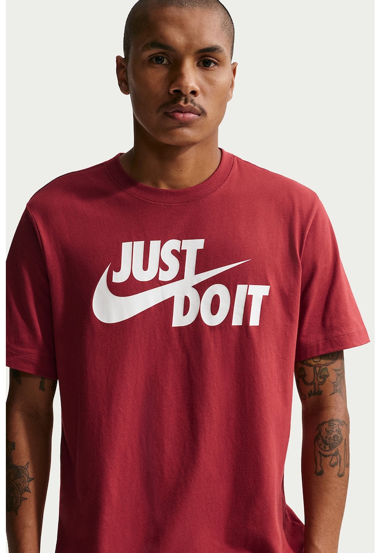 Tricou de bumbac cu imprimeu logo si text Swoosh - Alb/Rosu inchis