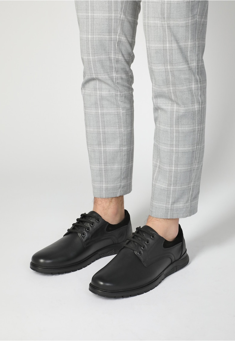 Pantofi din piele cu model uni si sireturi