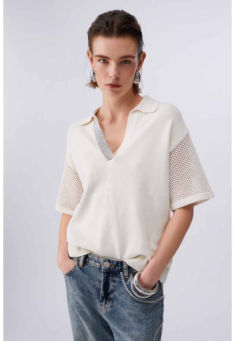 Tricou cu decolteu in V - perforatii si maneci - Alb