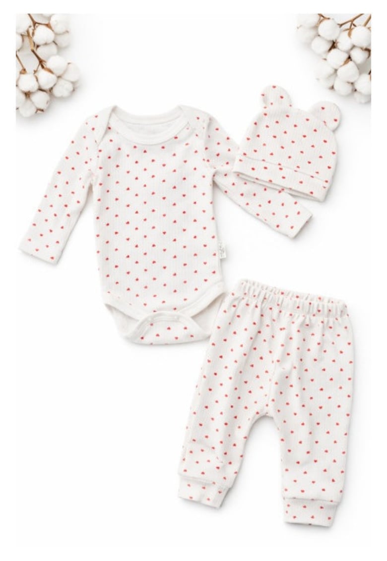 Set bebelus 3 piese body pantaloni caciula bumbac ribat cu inimioare