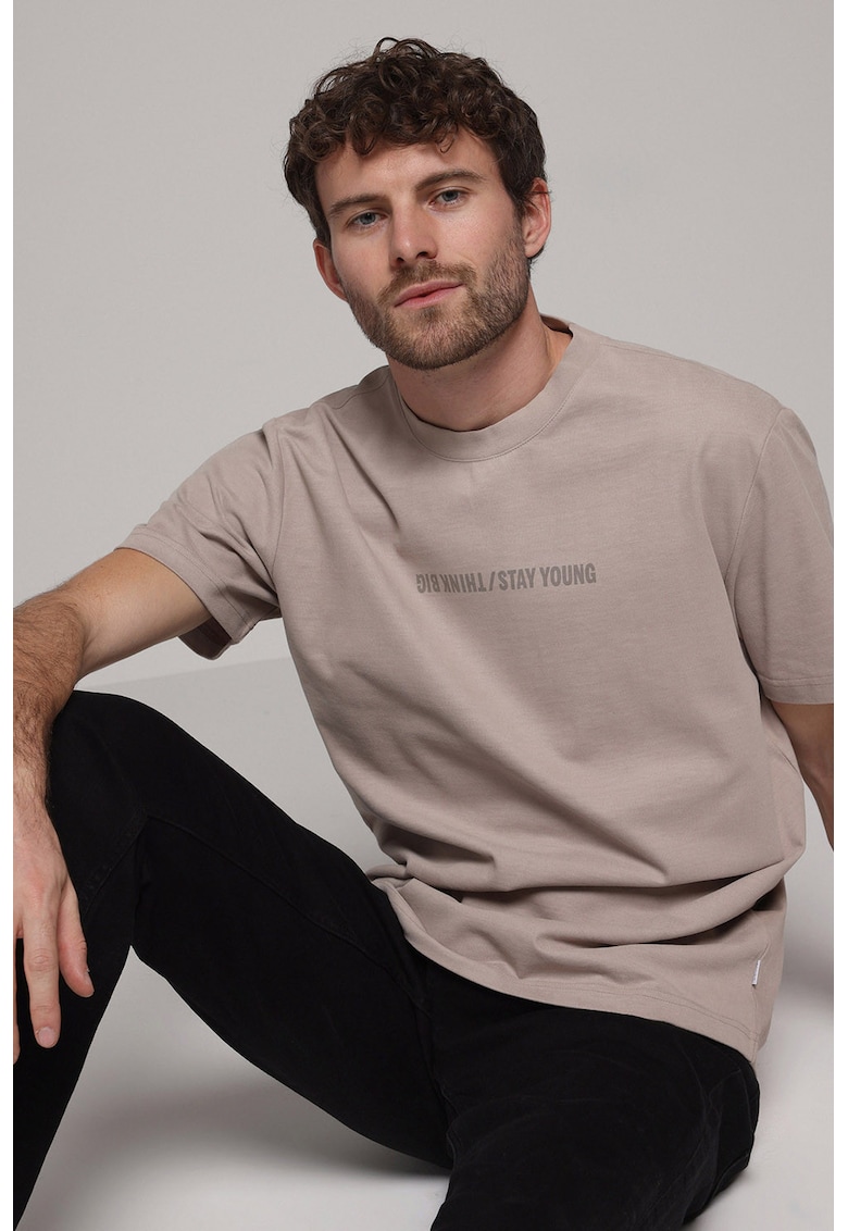 Tricou cu decolteu la baza gatului si imprimeu text - Maro taupe deschis
