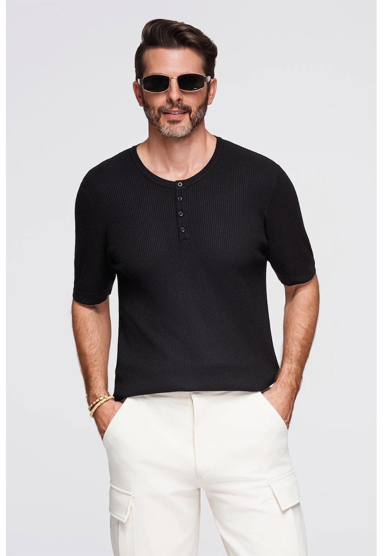 Tricou slim fit cu striatii si decolteu henley