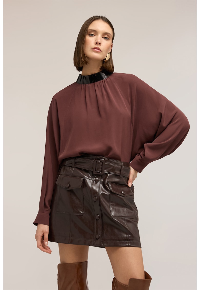 Bluza vaporoasa cu guler contrastant - Maro scortisoara