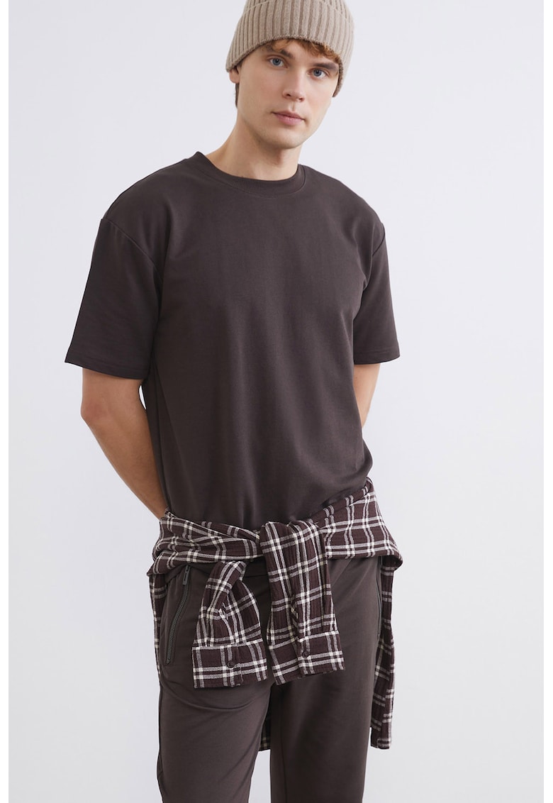 Tricou cu decolteu la baza gatului si aplicatie discreta - Maro inchis