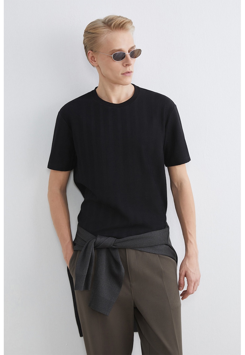 Tricou uni cu decolteu la baza gatului - Negru