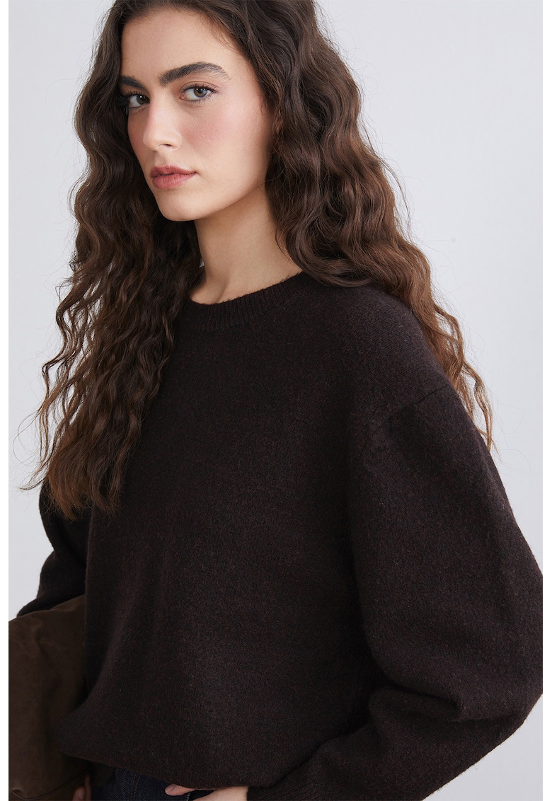 Pulover cu maneci cazute si decolteu la baza gatului - Maro pamantiu