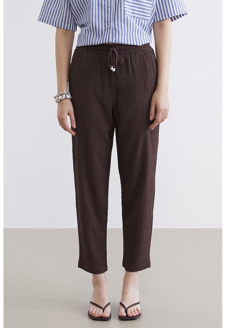 Pantaloni texturati cu snur - Maro