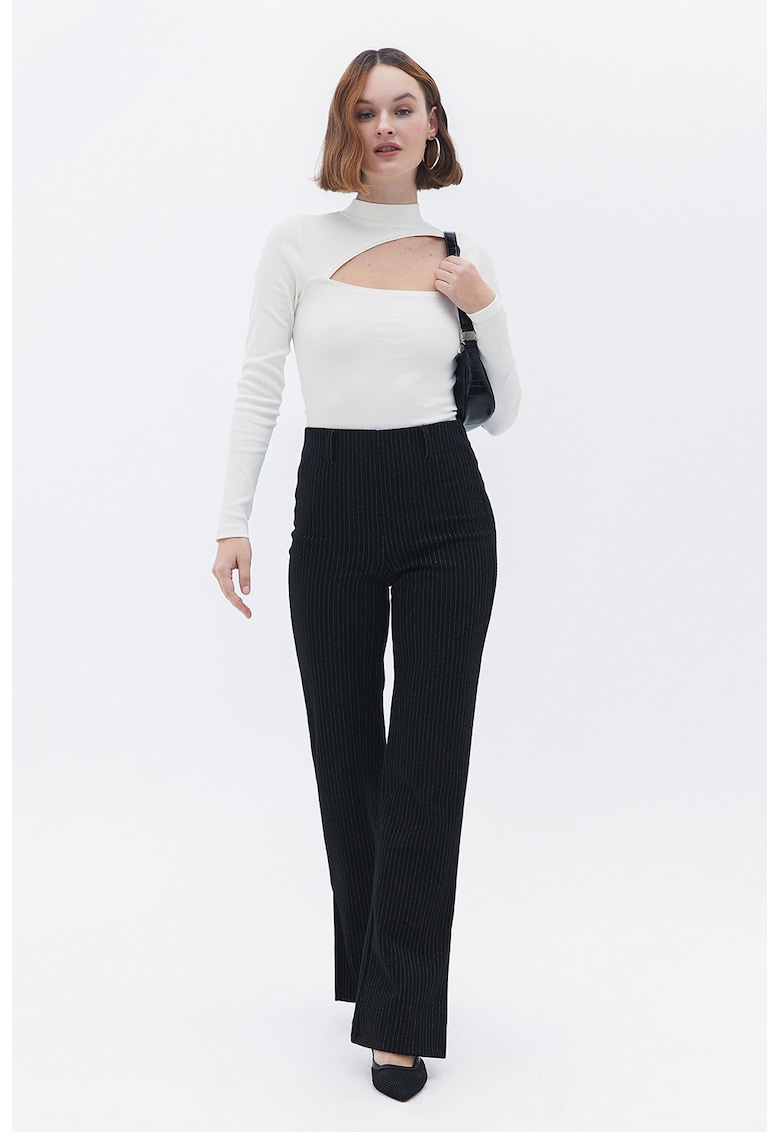 Bluza cambrata cu decolteu decupat - Alb