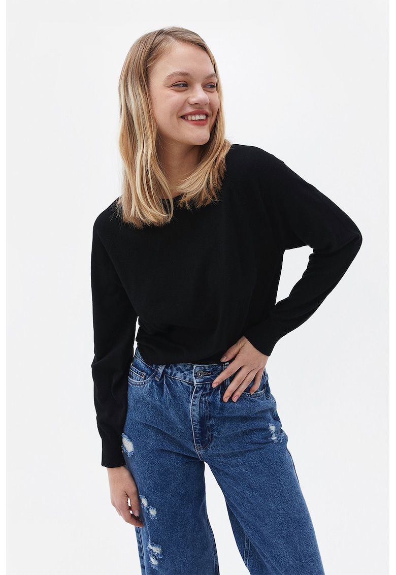 Pulover tricotat fin cu decolteu la baza gatului - Negru