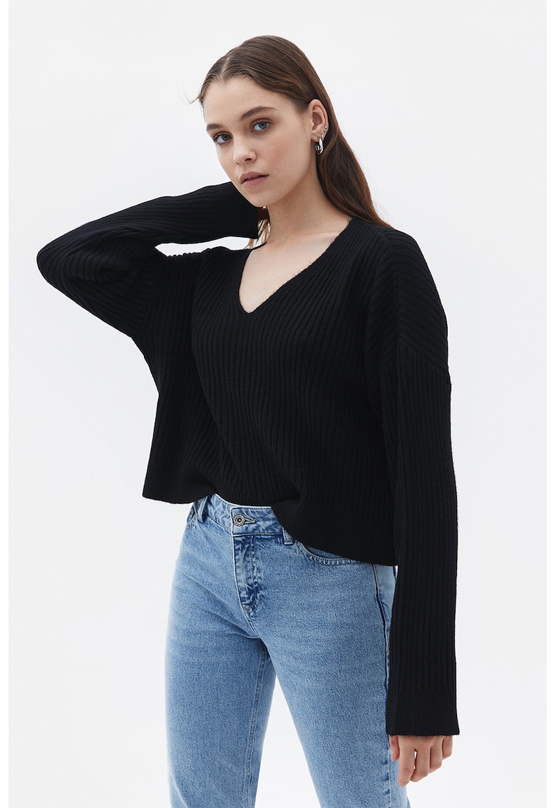 Pulover lejer cu decolteu in V - Negru