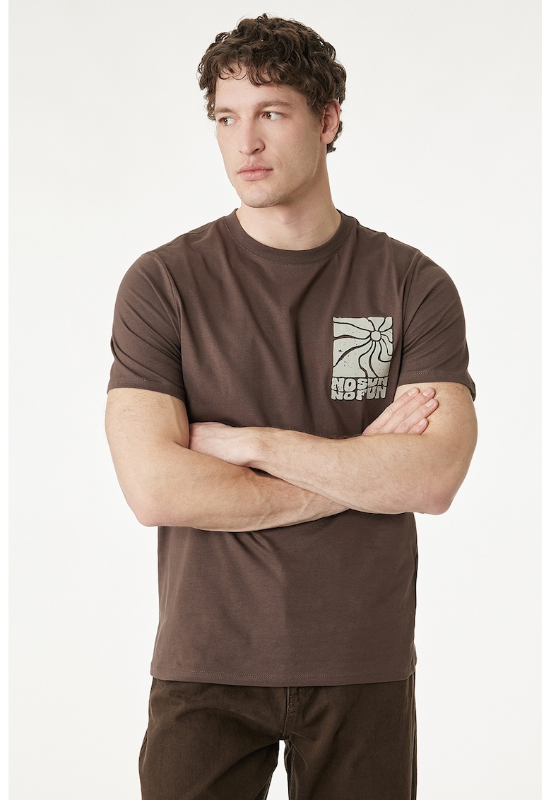 Tricou cu decolteu la baza gatului si imprimeu pe piept - Maro pamantiu