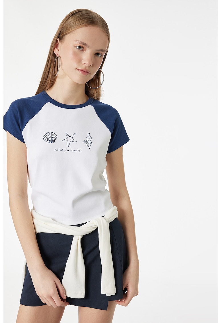 Tricou cu model grafic si decolteu la baza gatului - Alb/Albastru inchis