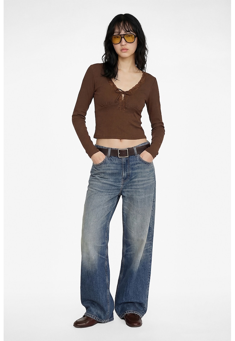 Bluza slim fit cu decolteu adanc in V - Maro