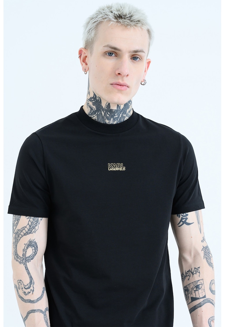 Tricou cu decolteu la baza gatului si imprimeu logo discret - Negru