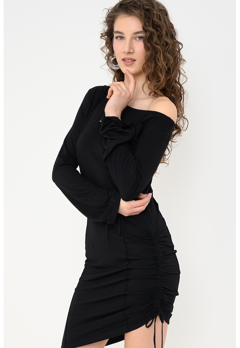 Rochie cambrata cu decolteu pe un umar - Negru