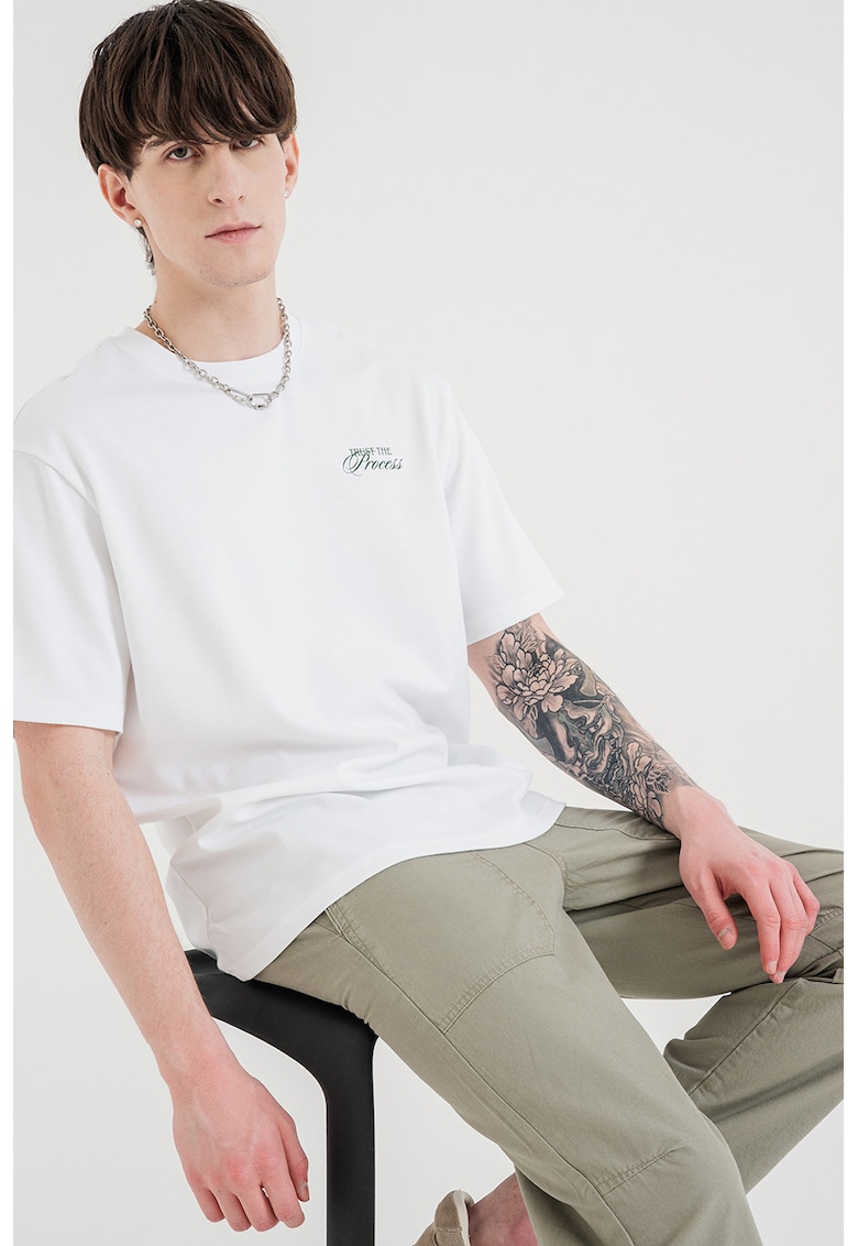 Tricou cu decolteu la baza gatului si imprimeu text - Alb