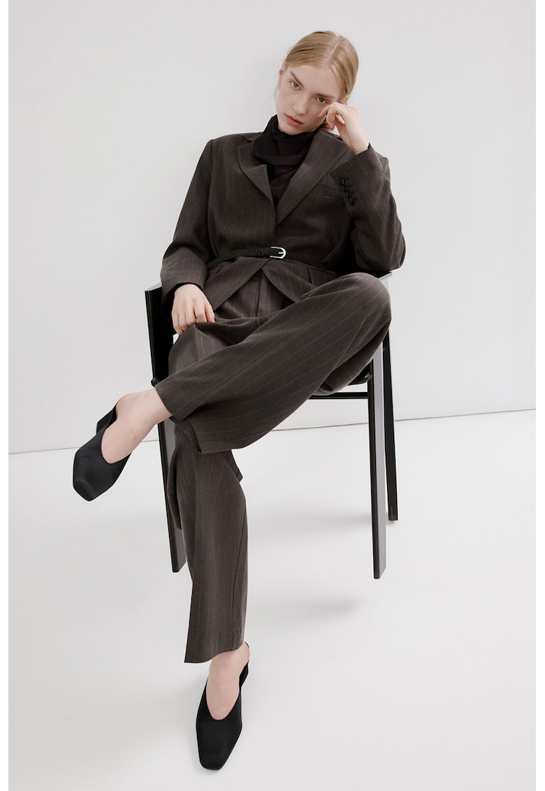 Pantaloni cu croiala dreapta - model in dungi si detaliu cu pensa - Gri antracit