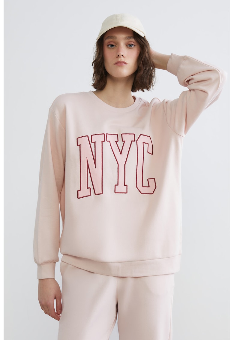 Bluza de trening cu croiala lejera - decolteu la baza gatului si imprimeu text - Rosu inchis/Nude rose