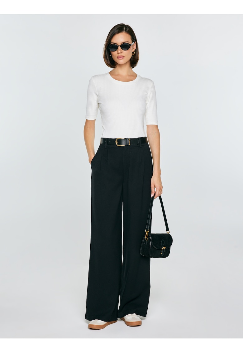 Tricou uni slim fit cu guler rotund