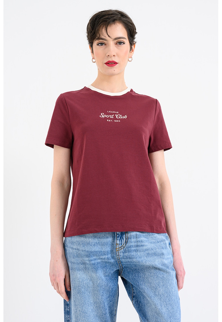 Tricou cu decolteu la baza gatului si imprimeu text - Visiniu