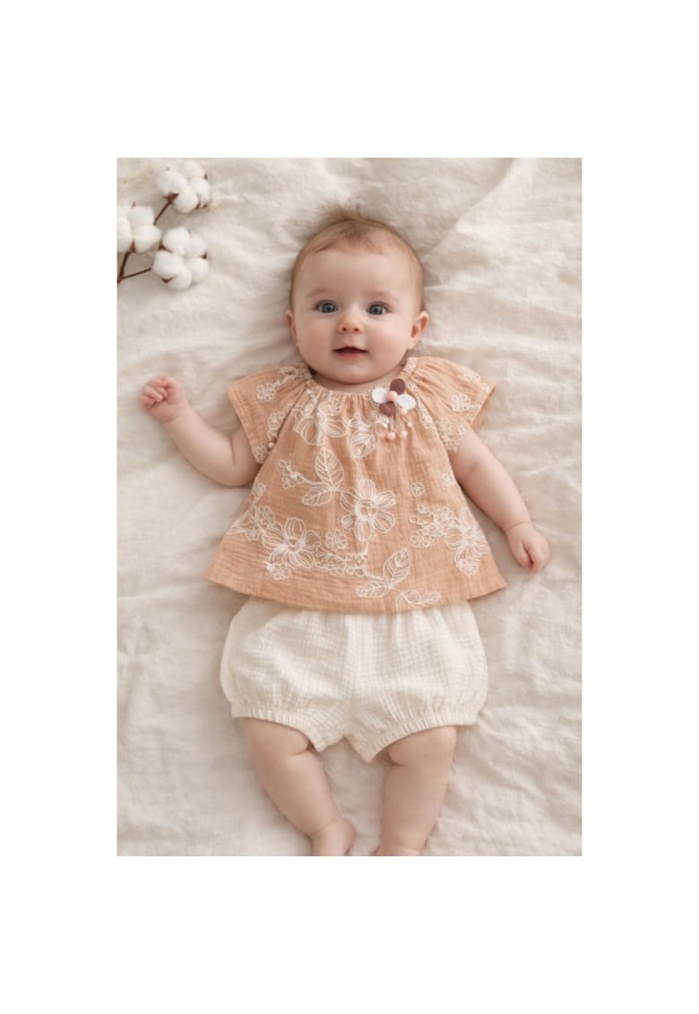 Set bebelusi fetita bluza maro cu broderie florala pantaloni scurti crem vara elegant