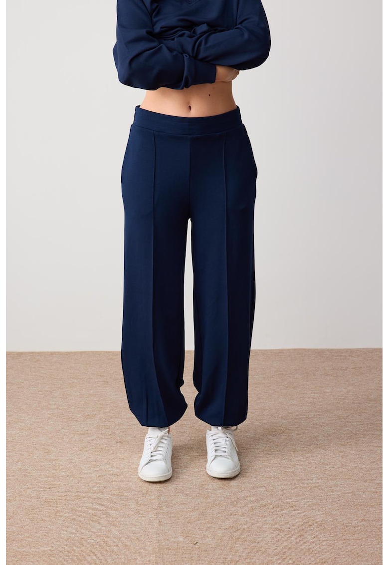 Pantaloni de trening din amestec de modal cu croiala relaxed-fit si cusaturi pe partea din fata - Bleumarin