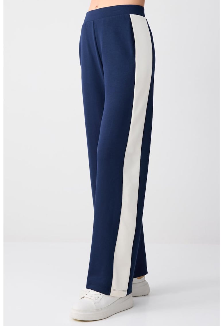 Pantaloni de trening din amestec de modal cu croiala ampla si buzunare laterale - Alb/Bleumarin