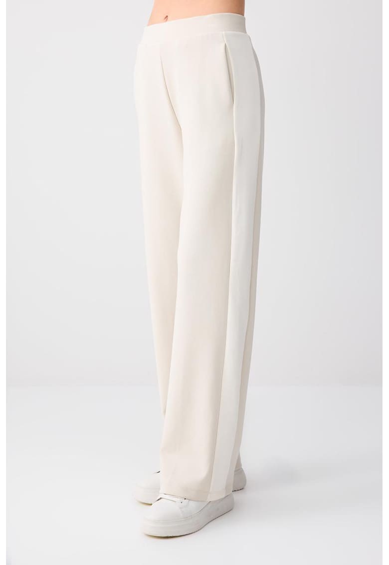 Pantaloni de trening din amestec de modal cu croiala ampla si buzunare laterale - Maro nisip