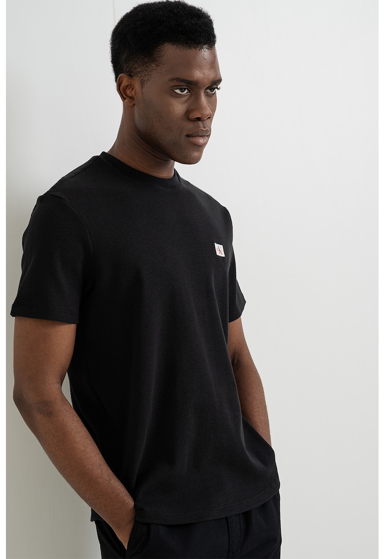Tricou cu decolteu la baza gatului si logo - Negru