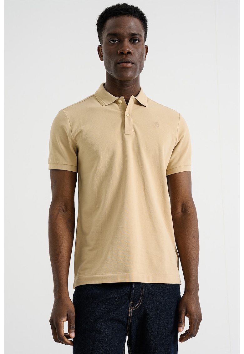 Tricou polo slim fit din amestec de bumbac organic cu logo discret Dunda - Maro camel