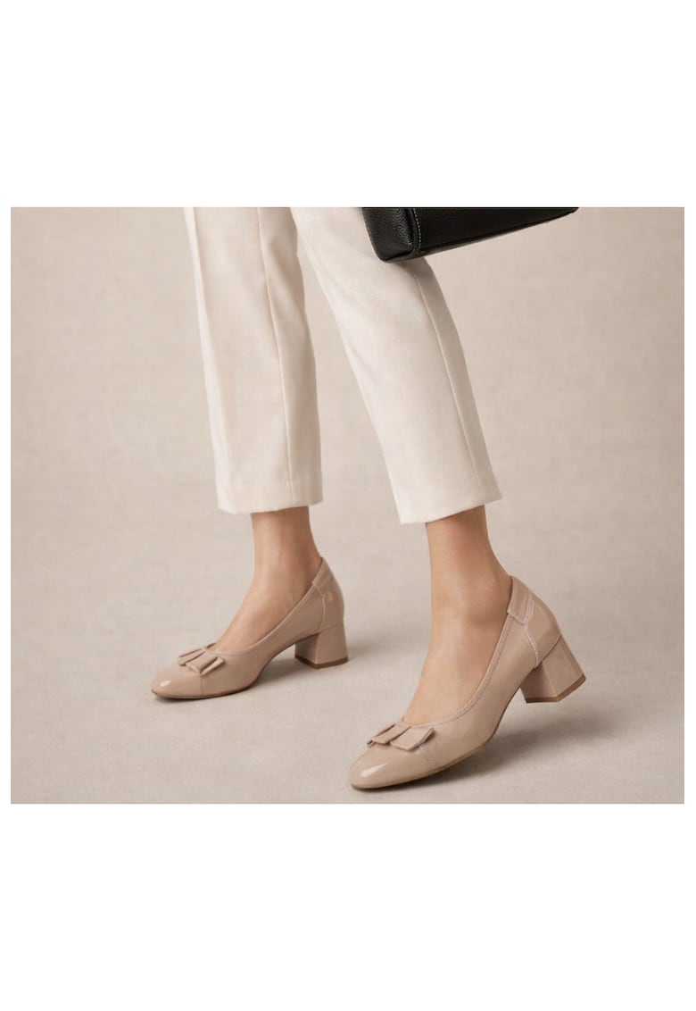 Pantofi cu detalii din piele lacuita