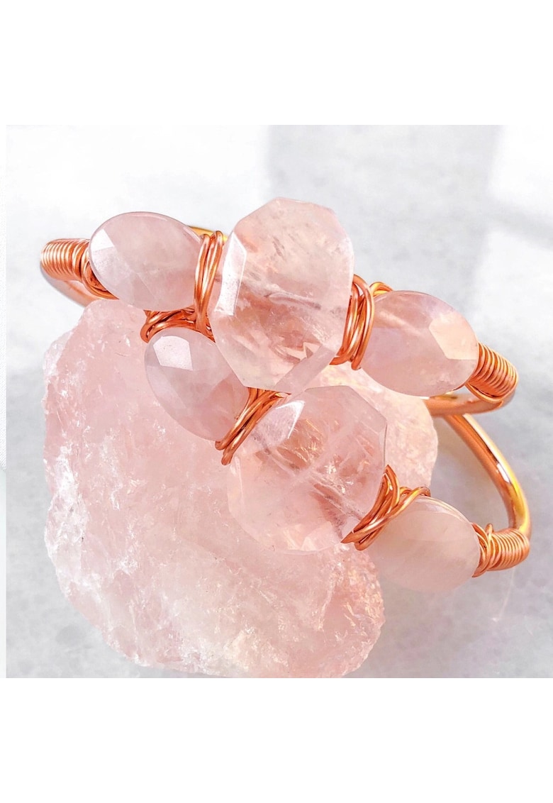 Bratara cuff cu cristal de cuart roz brut - placata cu aur de 24K - 18cm