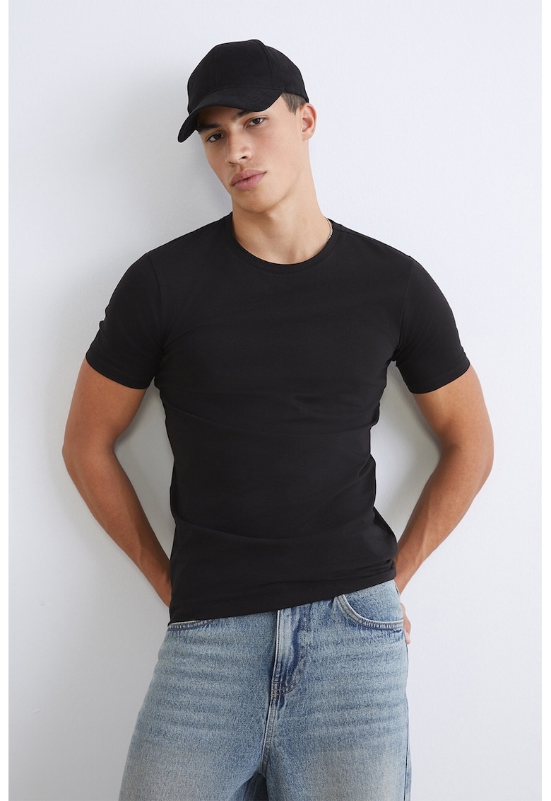 Tricou slim-fit cu decolteu la baza gatului - Negru