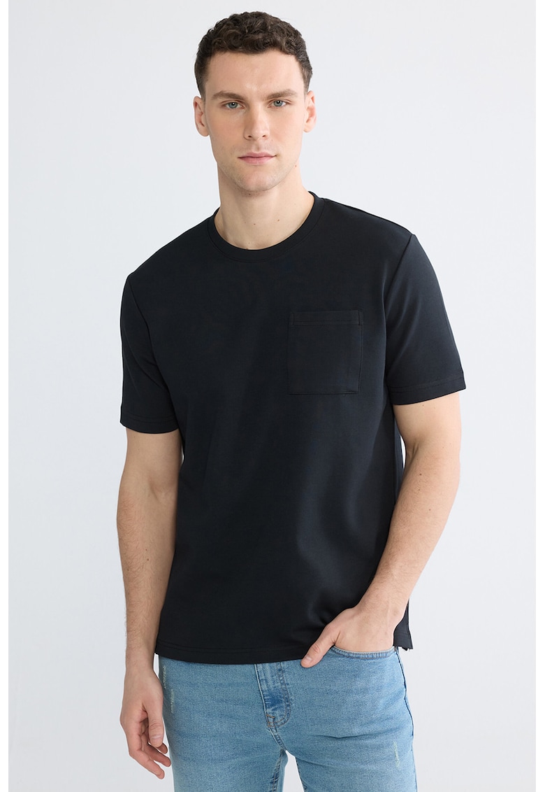 Tricou cu decolteu la baza gatului si buzunar pe piept - Negru