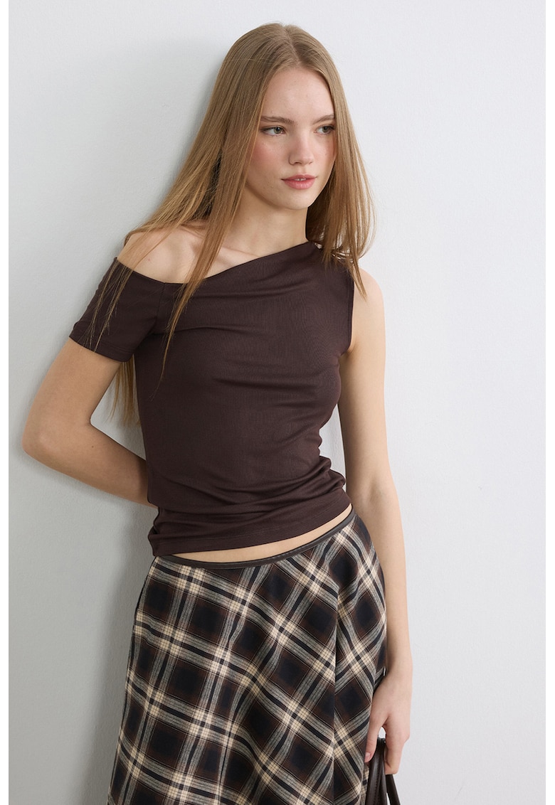 Tricou cu decolteu pe un umar - Maro inchis