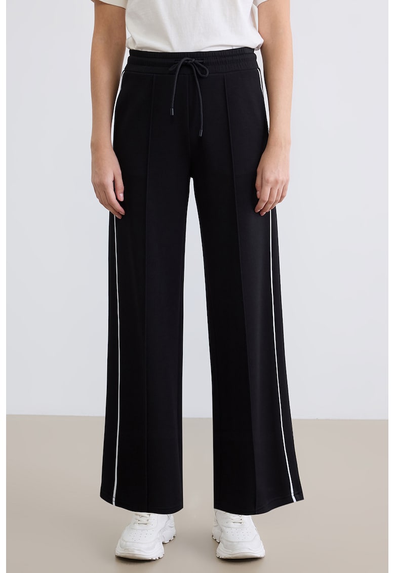 Pantaloni de trening cu croiala evazata si snur - Negru