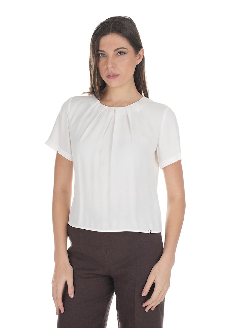 Tricou cu decolteu la baza gatului