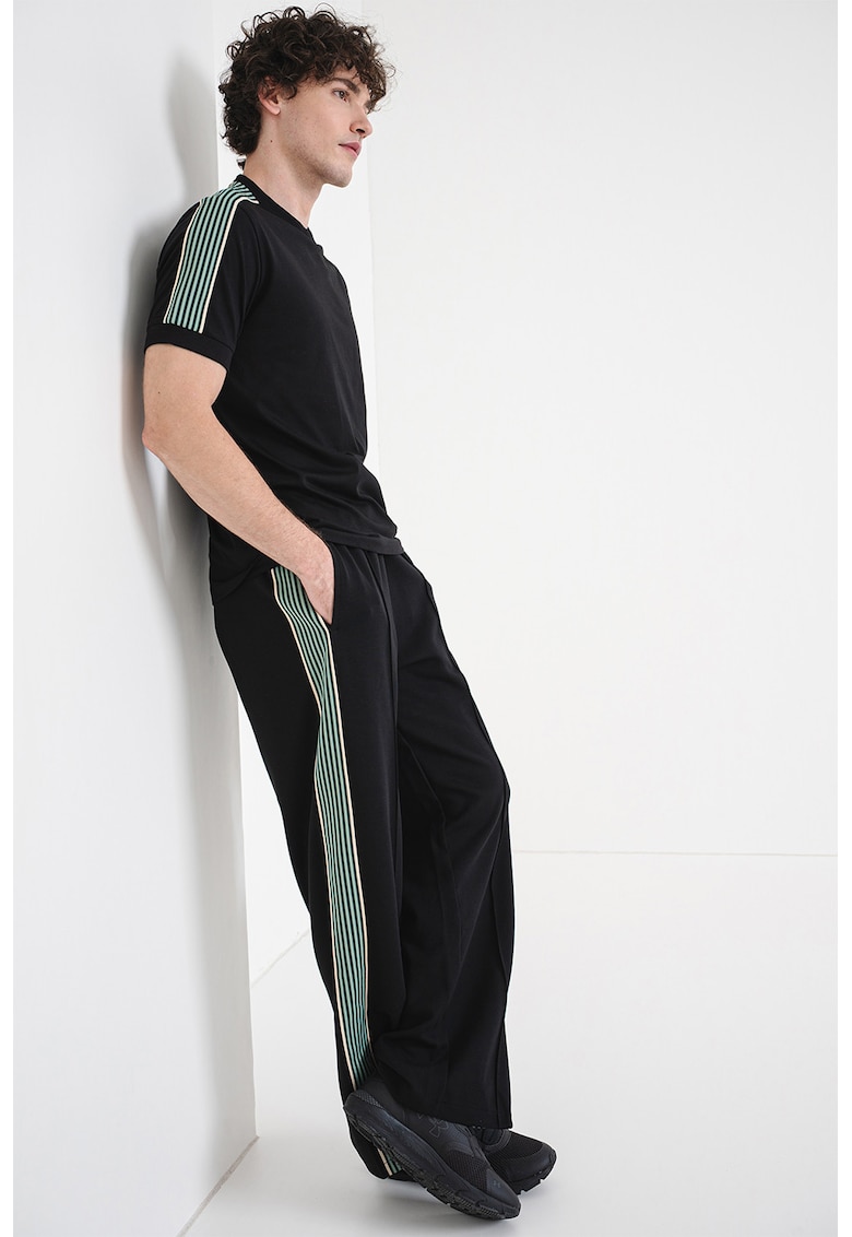 Pantaloni de trening cu croiala dreapta si detaliu logo - Negru