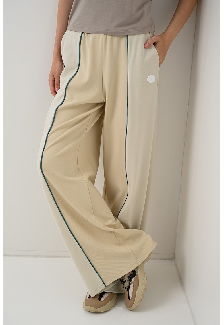 Pantaloni relaxed fit cu model in dungi - Crem