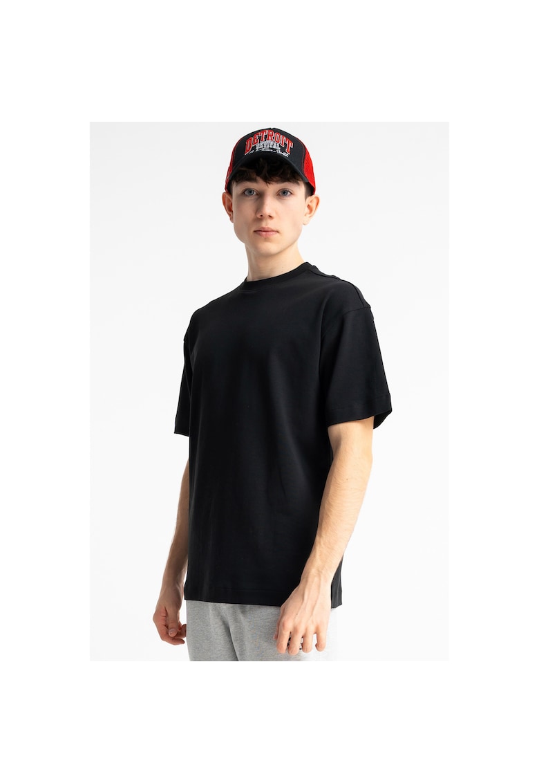 Tricou lejer cu decolteu la baza gatului