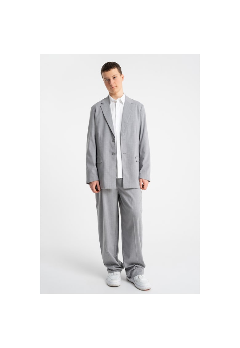 Pantaloni cu croiala lejera si pense