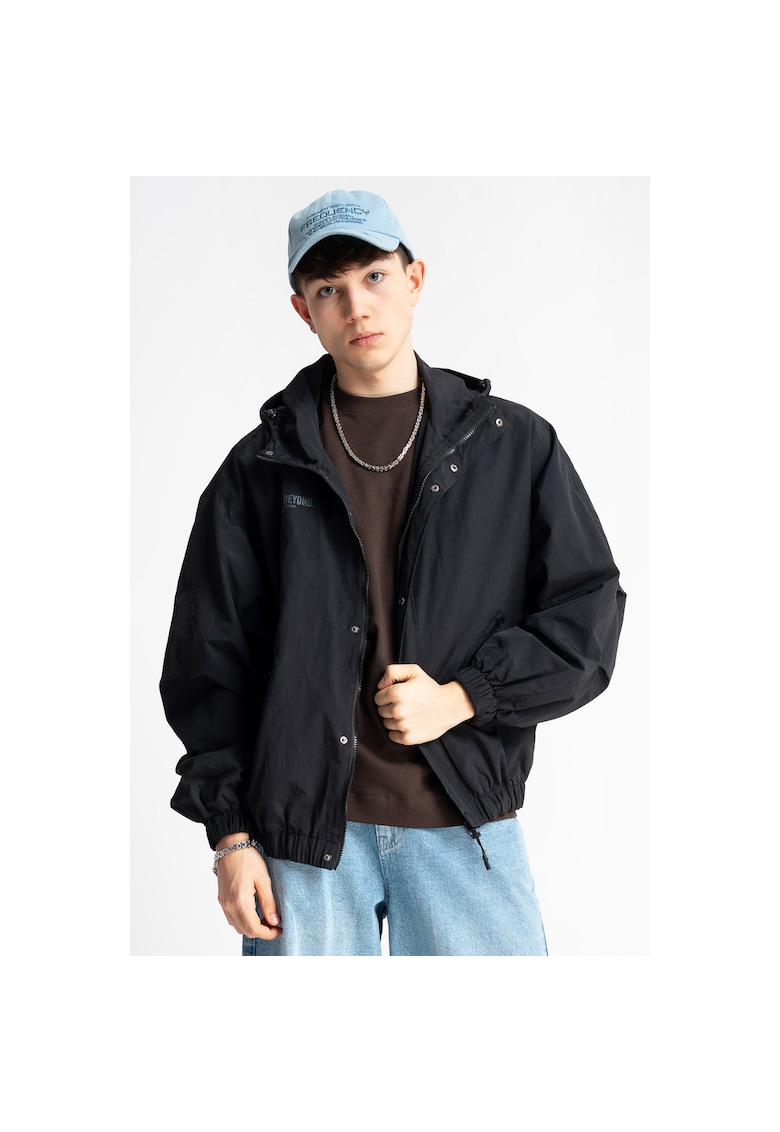 Jacheta lejera cu gluga