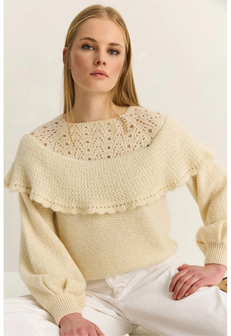 Pulover gros cu guler barca - detalii volanase - crem natural - 75% acril - One Size