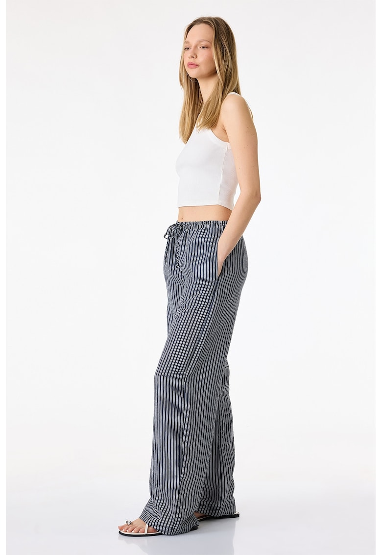 Pantaloni din amestec de modal cu croiala ampla si model in dungi - Alb/Bleumarin