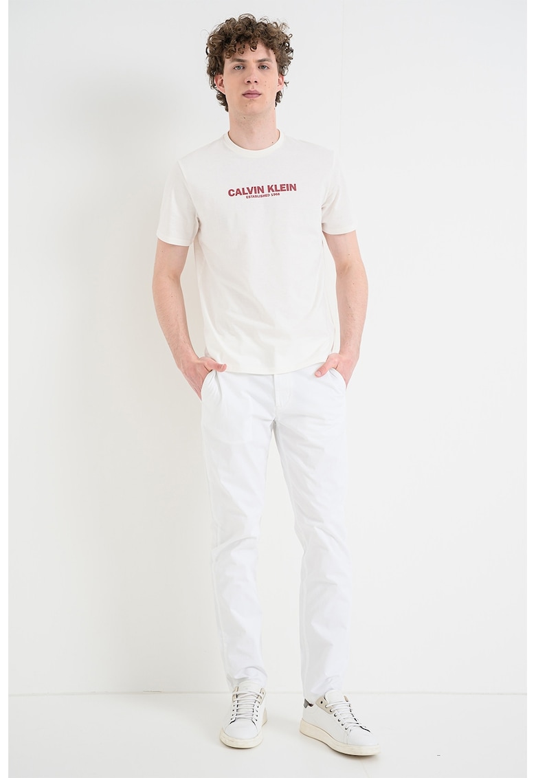 Tricou cu decolteu la baza gatului si logo - Alb