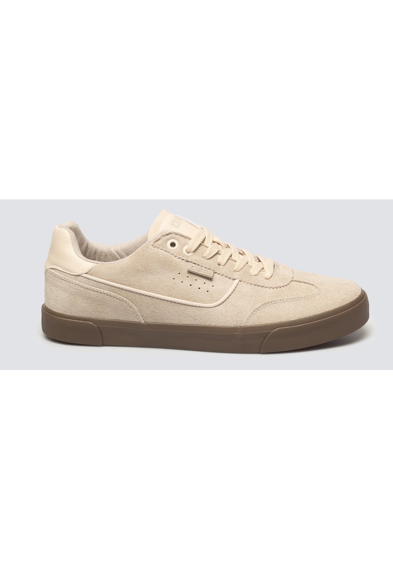 Pantofi sport cu profil jos.