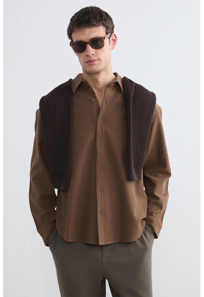 Camasa regular fit cu maneci lungi - Maro pamantiu