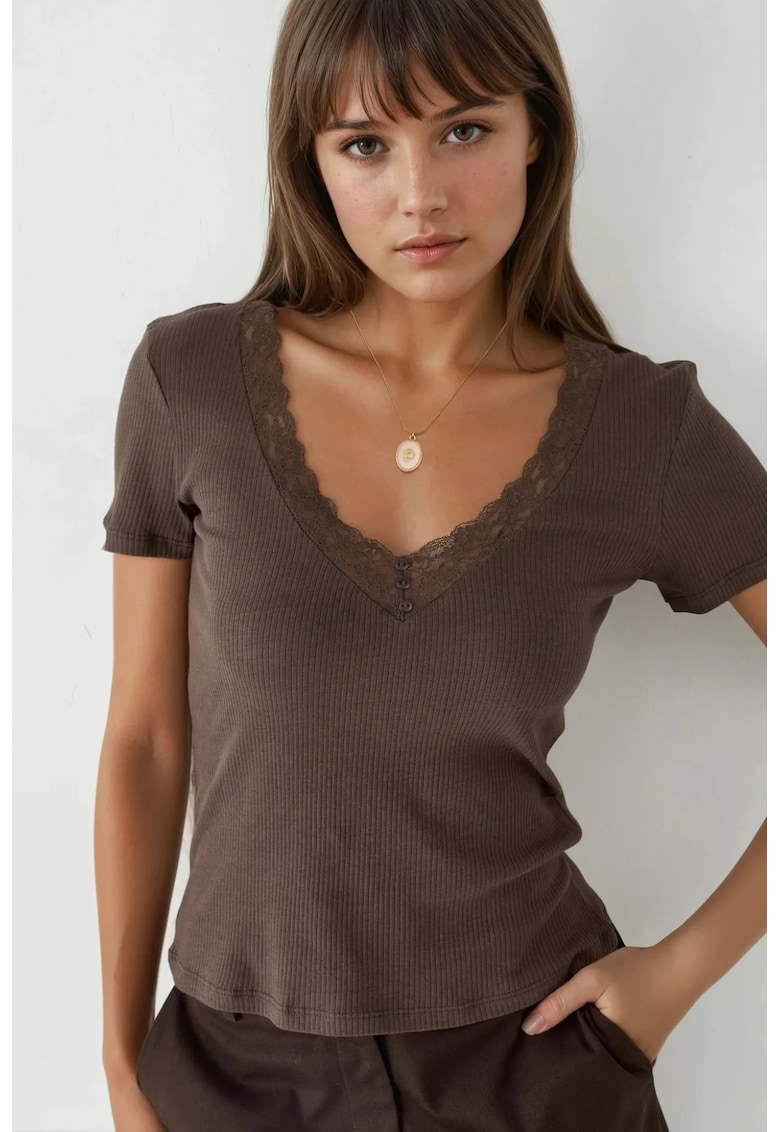 Bluza dama - cu decolteu in V - detaliu din dantela - maro - bumbac