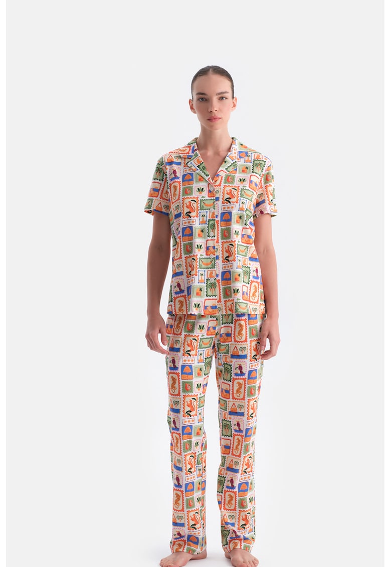 Pijama cu imprimeu grasfic si nasturi - Multicolor