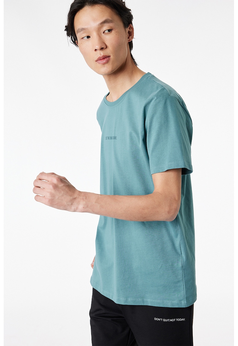 Tricou cu decolteu rotund si imprimeu text - Albastru petrol